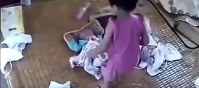 5岁姐姐照看两个弟弟，在抱弟弟时出现意外，妈妈的举动太伤人