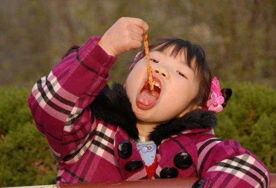 宝妈注意，4类食物让娃“变笨”，再爱吃也不能纵容（90%都吃过）