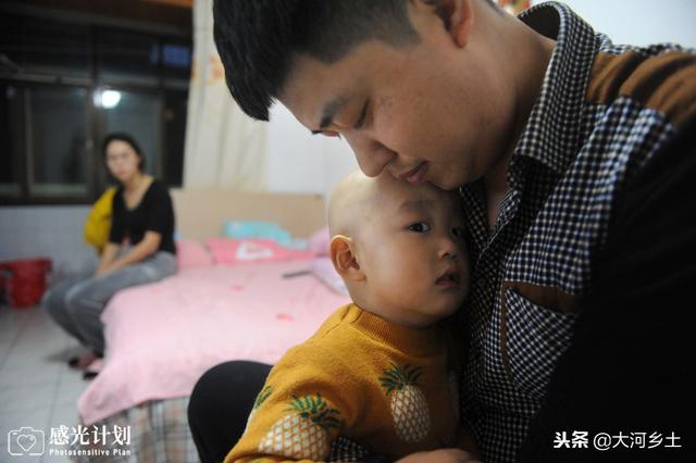 4个月做4次手术，两岁幼儿见医生主动伸胳膊扎针，爸爸心酸落泪