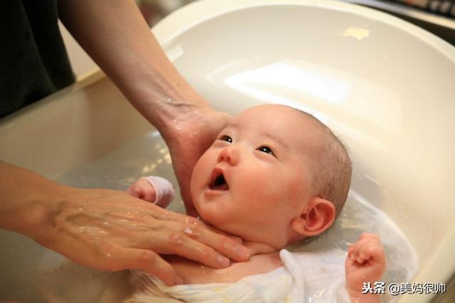 冬天给新生儿洗澡学问多：水温超过这个度数易长湿疹