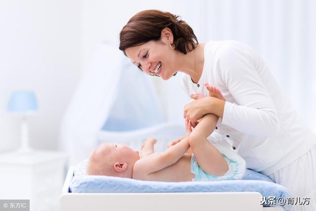 给宝宝换纸尿裤时，千万要注意，你很可能会伤到孩子