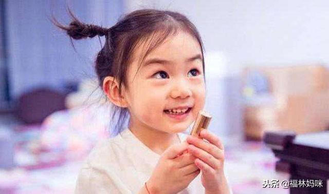 女儿小小年纪很爱打扮,宝妈应该怎么做?应对不当影响很深远