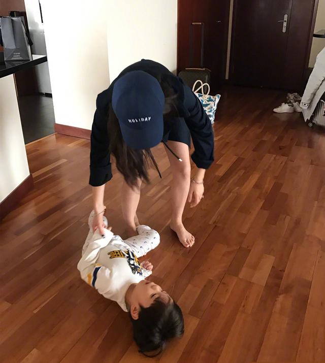 霍思燕美足，女人味十足的宝妈
