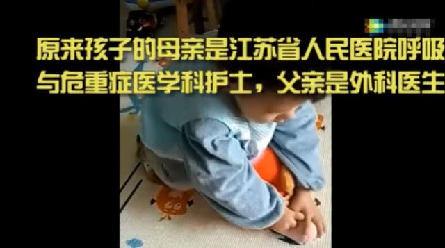 2岁萌娃像模像样给小猪佩奇做心肺复苏，妈妈称其学了几招假把式