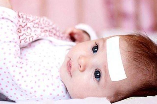 宝宝发烧，机智宝妈把尿不湿盖在他头上，网友纷纷点赞：机智！