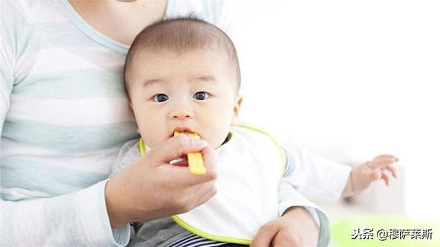 给睡着的宝宝拍嗝，这4个方法就够用了