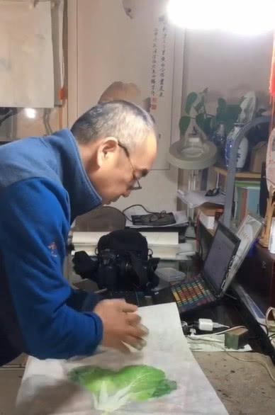 幼儿园要求画水彩，爷爷直接买一棵白菜印上，网友：这不是作弊？