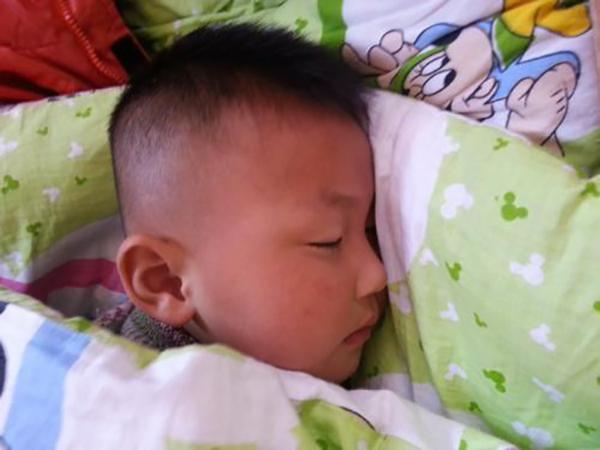 天气寒冷，孩子晚上睡觉若出现这3种“情况”，宝妈要及时加被子