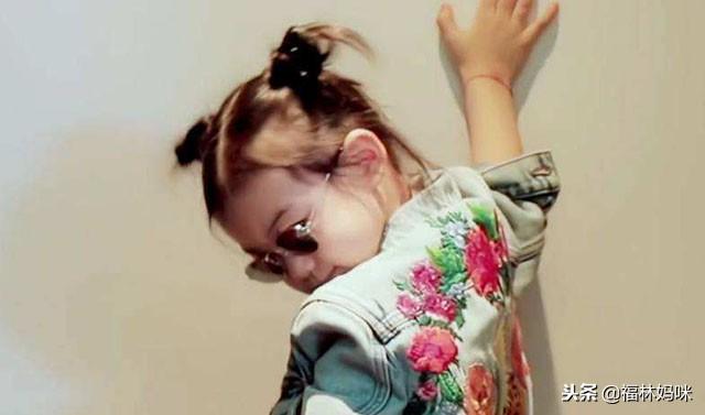 女儿小小年纪很爱打扮,宝妈应该怎么做?应对不当影响很深远