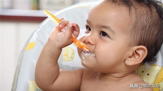 给睡着的宝宝拍嗝，这4个方法就够用了