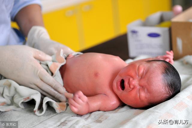 给宝宝换纸尿裤时，千万要注意，你很可能会伤到孩子
