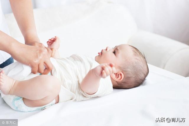 给宝宝换纸尿裤时，千万要注意，你很可能会伤到孩子
