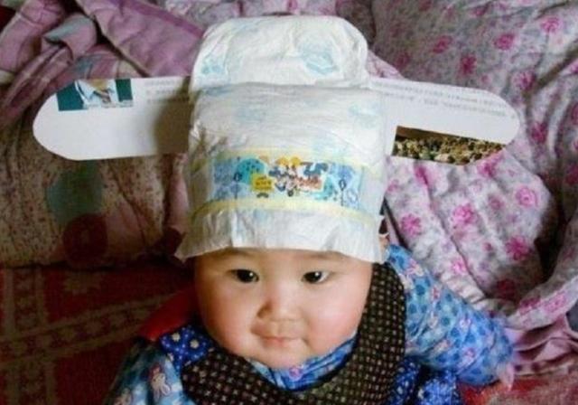 宝宝发烧，机智宝妈把尿不湿盖在他头上，网友纷纷点赞：机智！