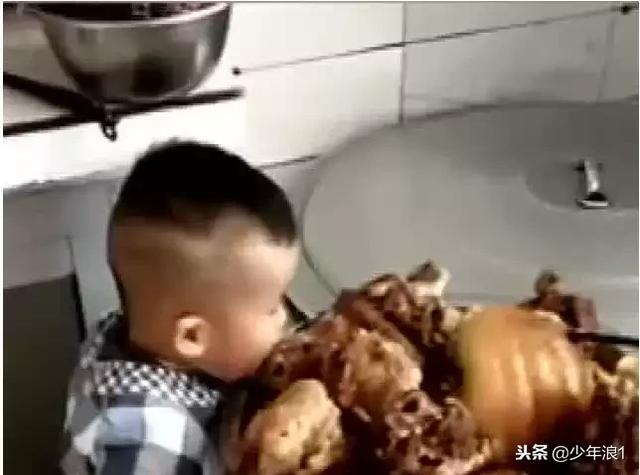 爸爸发现宝宝不见了，就赶来厨房，接下来看到的太可爱了吧