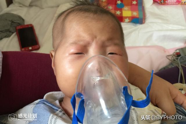 同胎不同命，妹妹仨月开两刀，与姐姐再见时已不像双胞胎