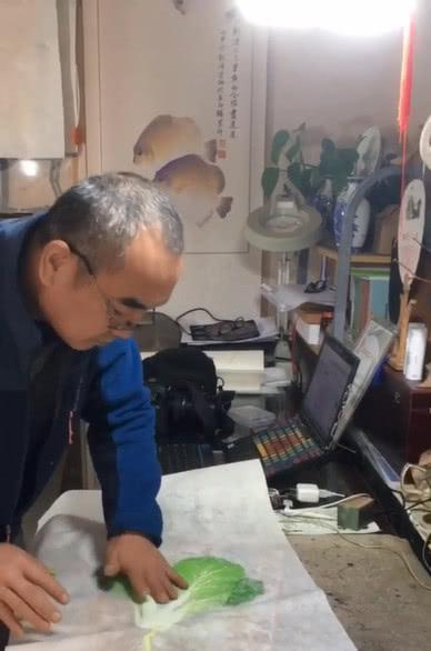 幼儿园要求画水彩，爷爷直接买一棵白菜印上，网友：这不是作弊？