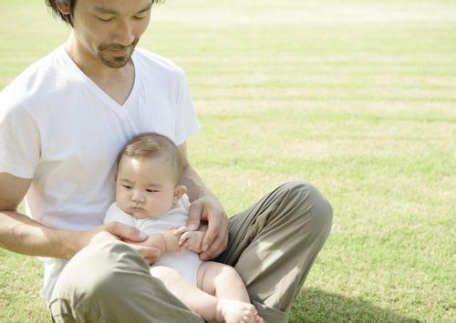 宝宝断奶时需要注意很多方面，妈妈一定不要草率