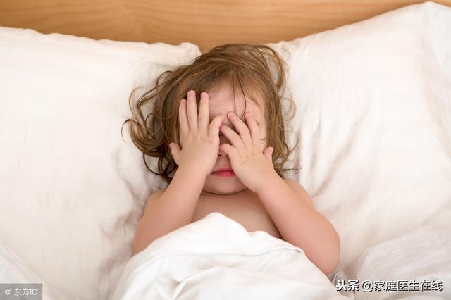 孩子晚上翻来覆去睡不着，无非是这2个原因，家长要调整好