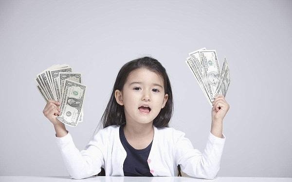 孩子长到这一岁就要给零花钱，父母抠门藏着三大危害，娃一生难改