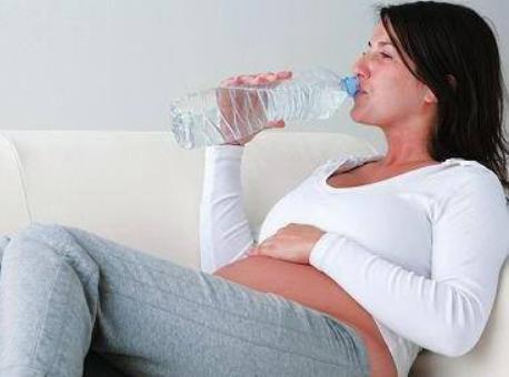 孕期晚上想上厕所，最好别憋着，对孕妈和胎宝不好！