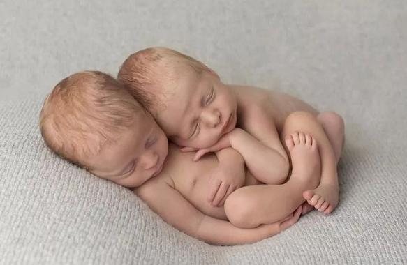 同时出生的宝宝却不是双胞胎，真假双胞胎，原来是它在作怪