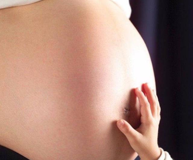 厉害！生了15个孩子还不够，英52岁代理孕妈：想生第16个！