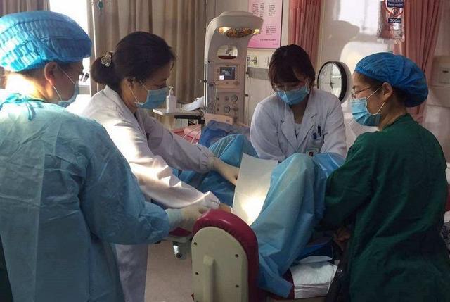 分娩时家人该不该陪产？谁才是最好的选择？医生的建议让人意外