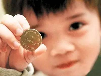 2岁宝宝拉着妈妈要说悄悄话，听完后妈妈抱上孩子就去了医院