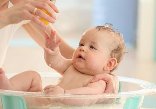 入冬后，这3种情况最好别给宝宝洗澡，尤其第2种，很多家长爱犯错