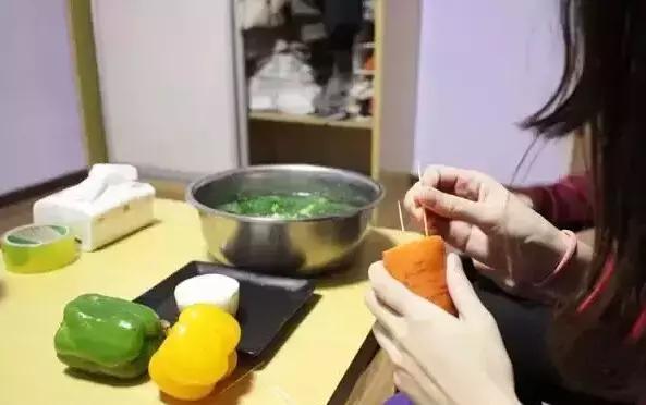 只要一个常用的小东西 就能在家给孩子DIY出漂亮的水果圣诞树！