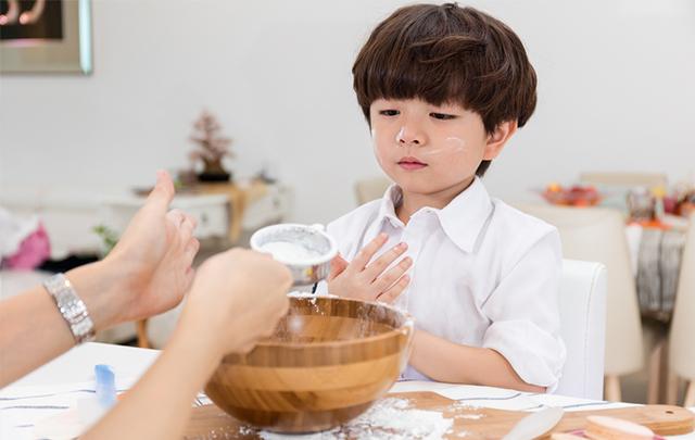国内外专家普遍认为：孩子帮忙做饭可减少挑食
