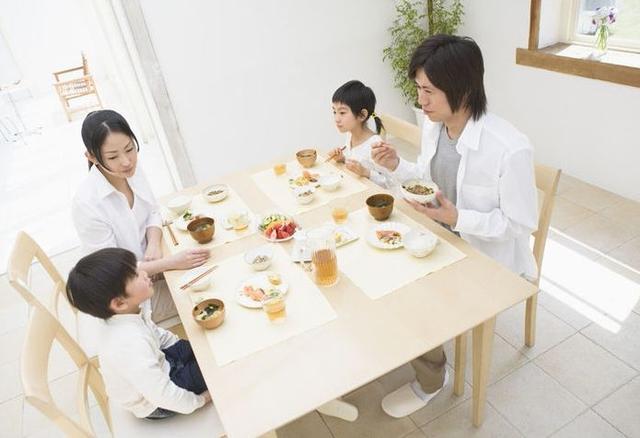 一家人围坐餐桌吃饭时，切勿让这4种不良习惯，影响孩子正常发育