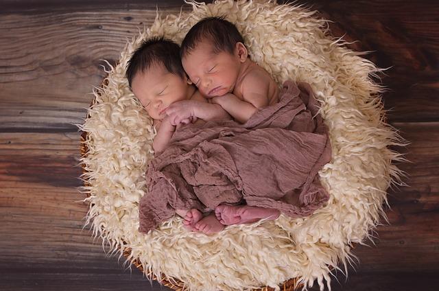 两个月婴儿母乳不够，奶粉又不喝，怎么办？两大方面，育婴师分享