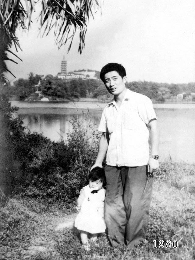 中国最感人的父女合照，35年同一个地方，感叹时间都去哪儿了