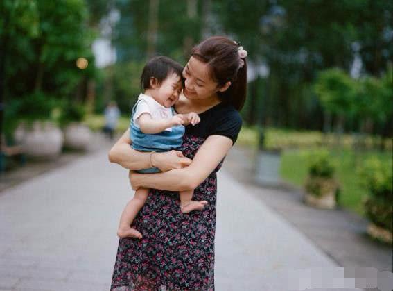孩子学会走路后，为什么反而喜欢让抱着？看完后你就知道了！