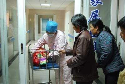 顺产生下9斤重的男宝宝，全家人围着宝宝转，没有一个人关心产妇
