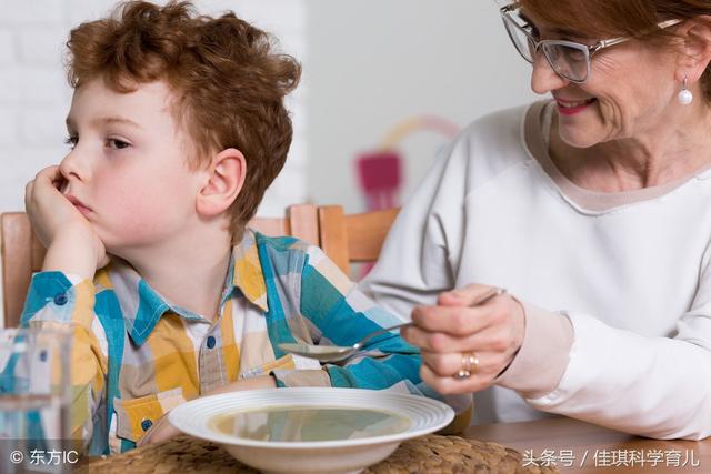 4个“信号”说明宝宝已积食，教你2招，积食不再来！