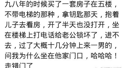 爸爸给孩子冲奶粉，结果把洗衣粉当成奶粉了，这孩子边哭边吐泡泡