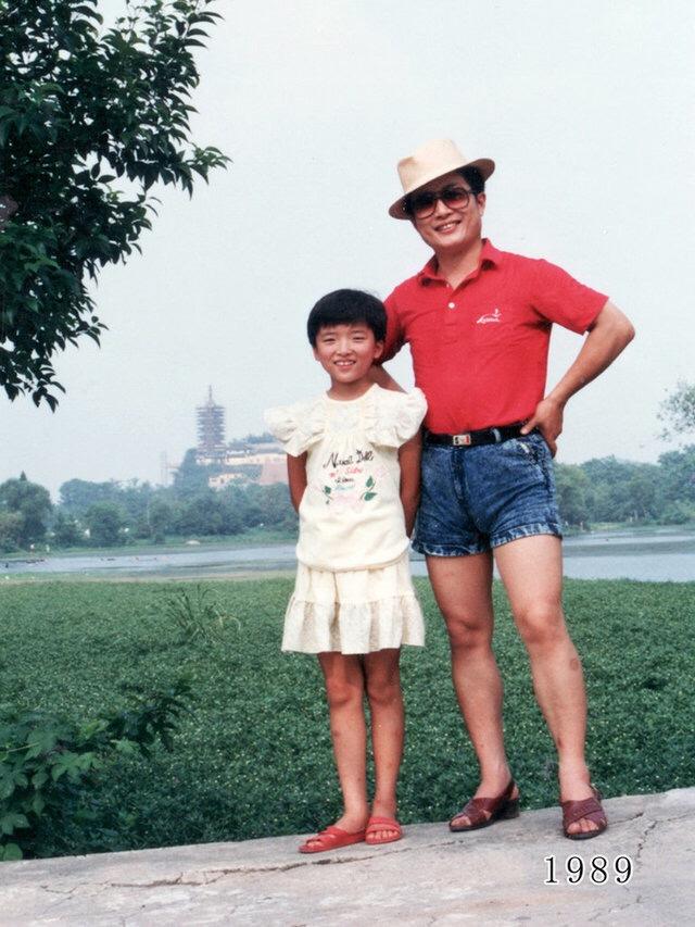中国最感人的父女合照，35年同一个地方，感叹时间都去哪儿了