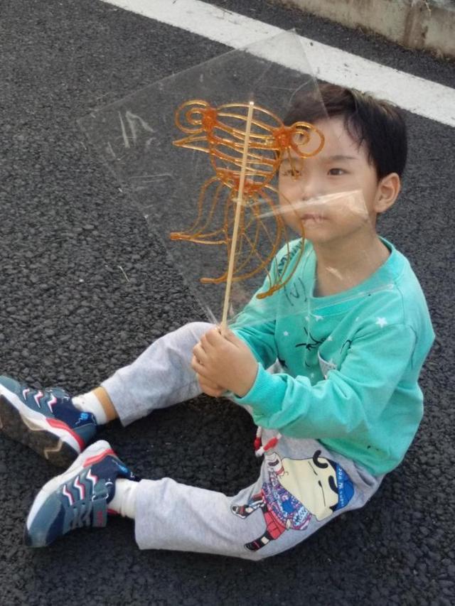 4岁宝宝玩玩具后，不收拾弄得乱七八遭，一个动作让他主动收拾