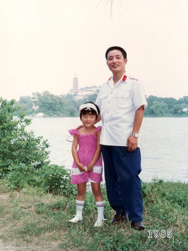 中国最感人的父女合照，35年同一个地方，感叹时间都去哪儿了