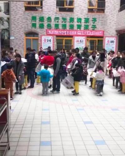 幼儿园亲子活动，小女孩孤零零的站在角落，家长心酸：快取消吧