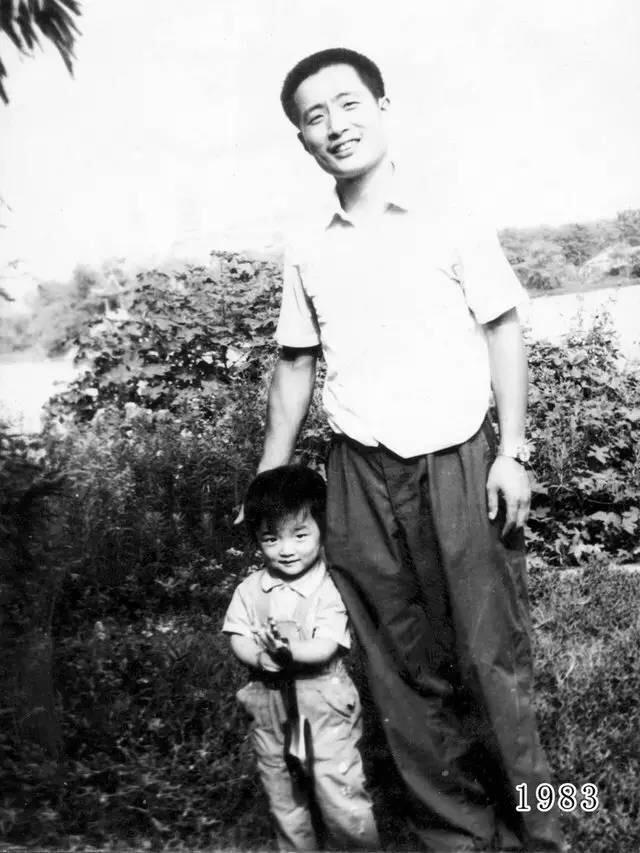 中国最感人的父女合照，35年同一个地方，感叹时间都去哪儿了