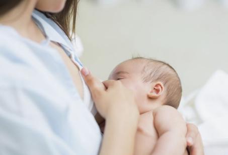 9岁孩子睡觉要吃母乳，不是孩子离不开母乳，而是家长舍不得孩子