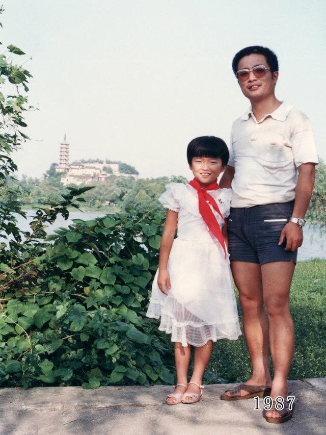 中国最感人的父女合照，35年同一个地方，感叹时间都去哪儿了