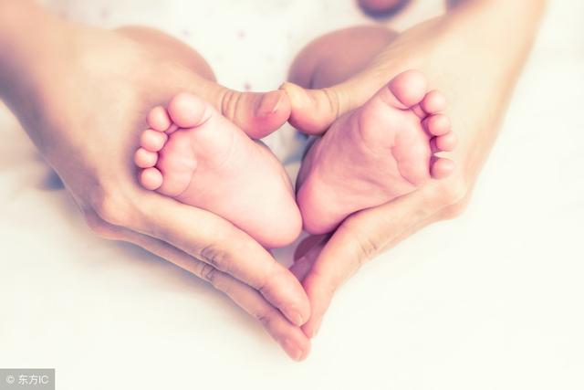 这些是宝宝在你肚子里很难受的表现，要注意……