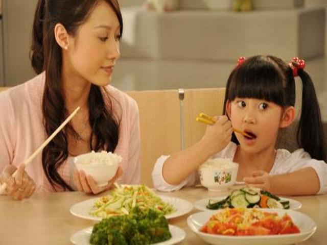 宝宝太早和大人吃一样的饭，会有这3点危害，至少到这个年龄才能