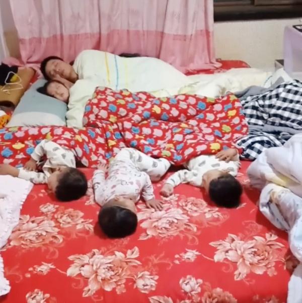 爸爸陪儿子和女儿睡觉，每天都是这样画风，网友：地位也差太多了
