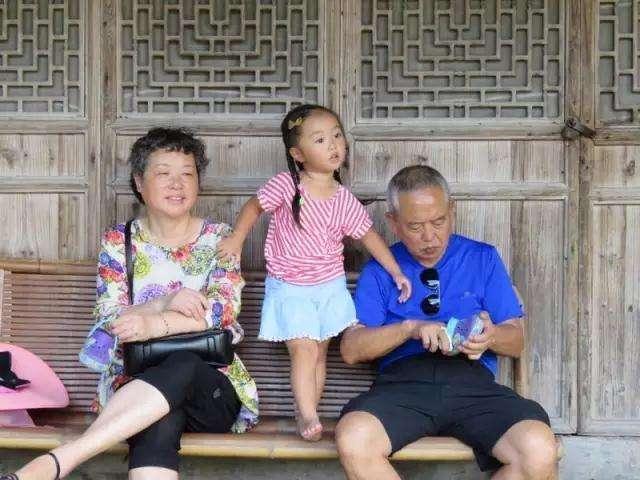 独生子女的家庭，父母老了过得怎么样？这3种生活方式很现实