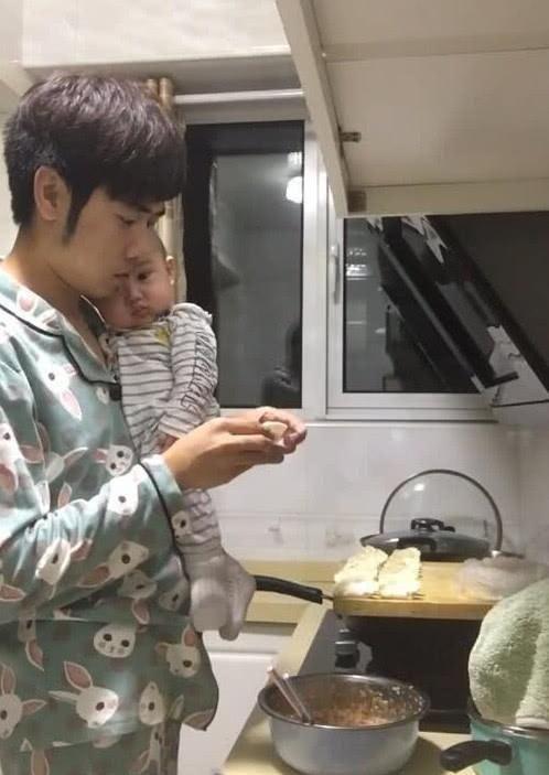 高能奶爸抱孩子包水饺两不耽误，网友：想换老公还来得及吗